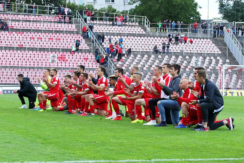 Nejdřív hrůzostrašný start, poté snový obrat a nakonec vystřízlivění v podobě srovnávacího gólu na konečných 3:3. Taková baly první barážová bitva mezi fotbalovou Zbrojovkou Brno (v červeném) a Příbramí.