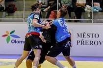 Pohár: SK Žeravice - SKKP Handball Brno (v modrém)