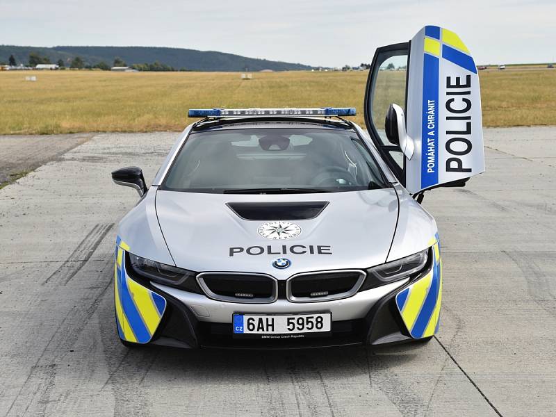 Supersport BMW i8. Policie si od auta slibuje hlavně větší ukázněnost řidičů na dálnici.