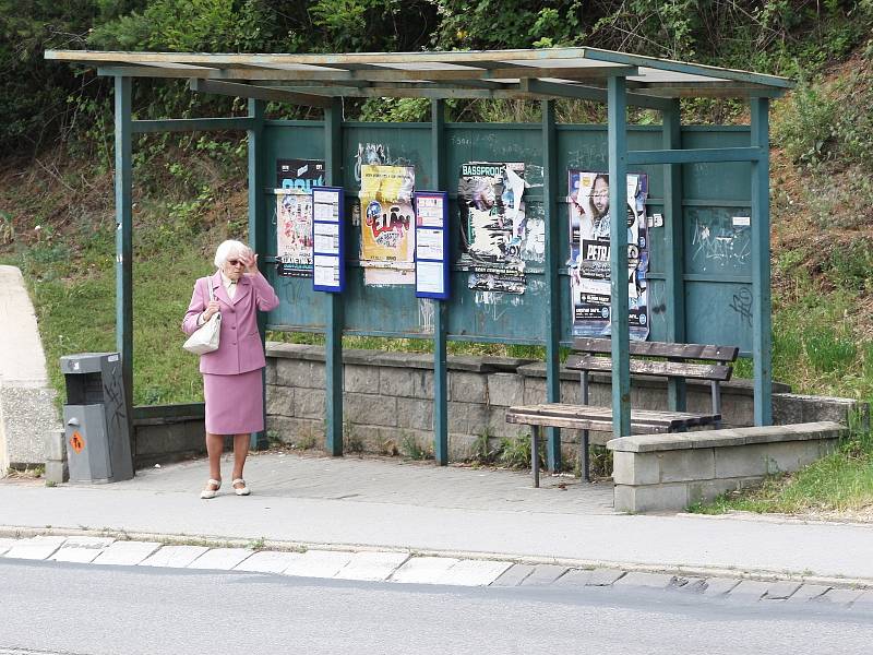 Lidé v kraji si stěžují na pravidelně poničené zastávky hromadné dopravy. Ročně vandalové na jihu Moravy způsobí škody za statisíce.