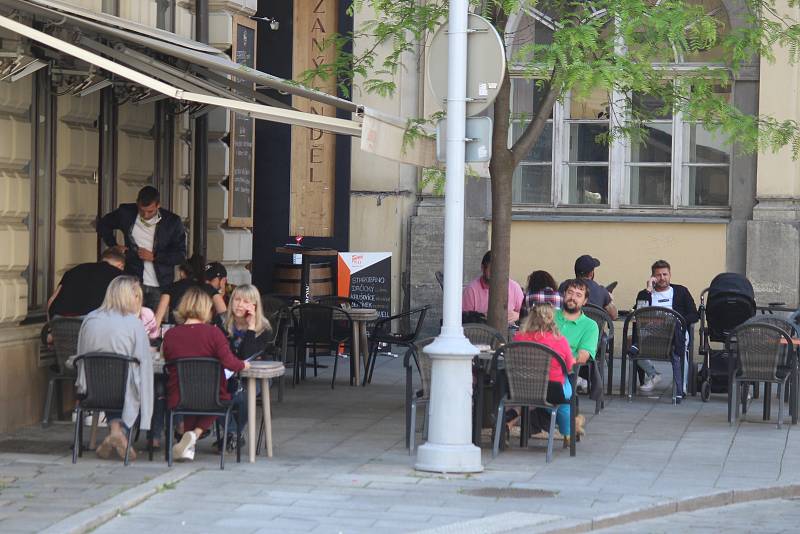 V neděli odpoledne - v poslední den stavu nouze kvůli koronaviru - se brněnské zahrádky před restauracemi, kavárnami a hospodami zaplnily v letním počasí lidmi.