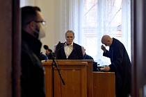 Jeden z obžalovaných Lubomír Smolka (uprostřed) u Krajského soudu v Brně, který měl 31. ledna 2022 vyhlásit rozhodnutí v kauze údajné korupce na radnici Brno-střed.