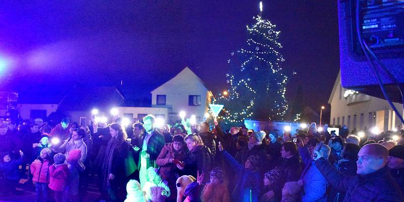 Ve Střelicích u Brna o první adventní neděli slavnostně rozsvítili vánoční strom.