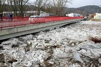 V Tišnově řeku Svratku ucpaly ledové kry. Na některých místech lidé nachystali zátarasy a pytle z písku.