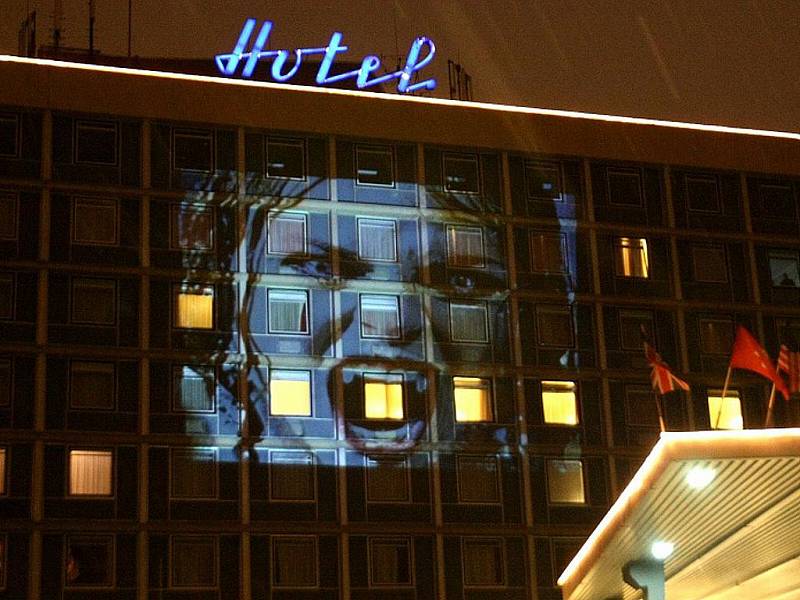 Hotel International hostil v sobotu upírský ples.