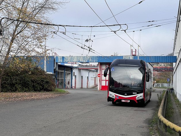 První trolejbus Mario dokončují pracovníci brněnského dopravního podniku ve vozovně v Komíně.