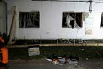Výbuch plynu zničil hodinu v noci na pondělí rodinný dům ve Vlasaticích na Brněnsku. Těžce popálený majitel skončil v nemocnici. Dům je neobyvatelný, má poškozené zdi, které hasiči do rána zpevňovali výdřevou. Foto: HZS JMK