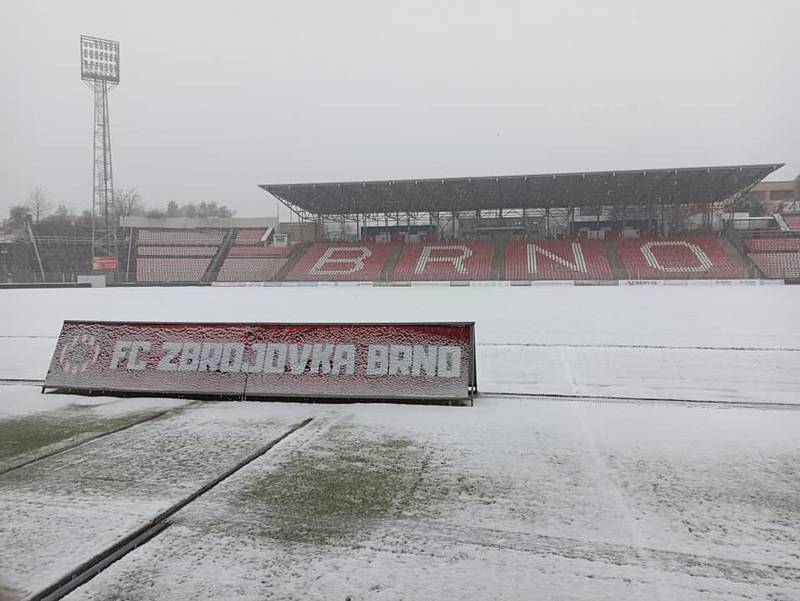 Sníh zkomplikoval fotbalistům brněnské Zbrojovky už i předzápasový trénink.