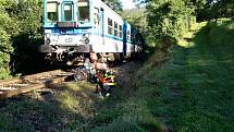 Osobní vlak srazil ve středu ráno auto na železničním přejezdu v Ivančicích. Řidička vozu zemřela.