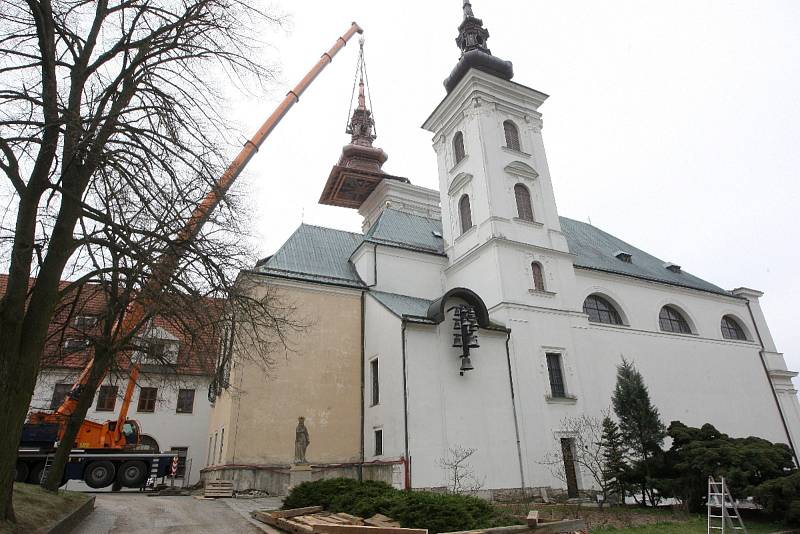 Instalace nové báně na kostel ve Vranově u Brna.