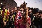 Zombie Walk Brno. Centrem města se převalila zhruba stovka nemrtvých. Převlékání a děsivý makeup některým účastníkům pochodu zabral téměř celý den.