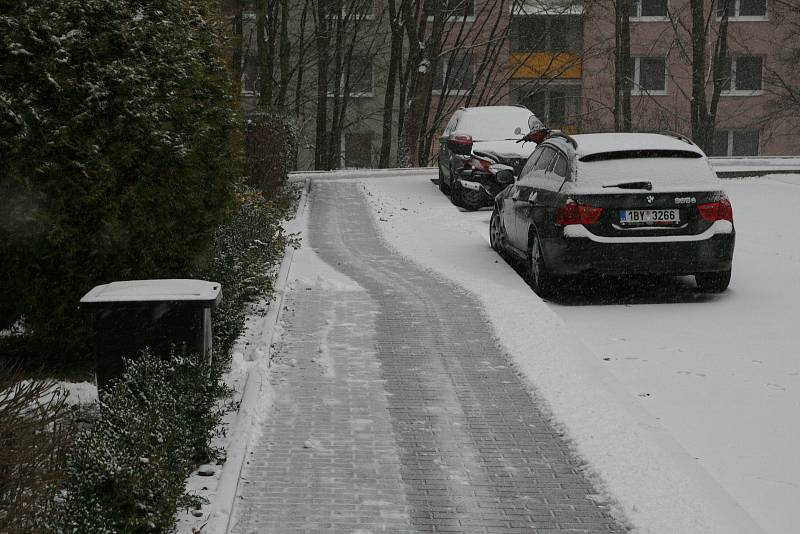 Ve čtvrtek ráno se lidé na Blanensku probudili do bílého. První sněhový poprašek udělal radost hlavně dětem. Méně nadšení už z něj byli motoristé. Na snímcích zasněžené ulice v Adamově.