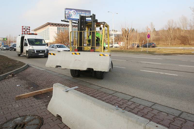 Odstraňování betonových bloků v brněnské ulici Sportovní.