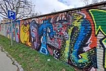 Polovinu zdi v Koperníkově ulici v brněnských Židenicích tvoří graffiti.