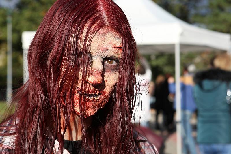 Na Moravském náměstí v Brně se střetly dva tábory lidí. Zombie a přeživší.