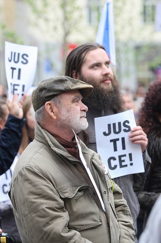 Lidé potřetí demonstrovali za nezávislou justici. Na Dominikánském náměstí se podle odhadů pořadatelů sešly tři tisíce protestujících.