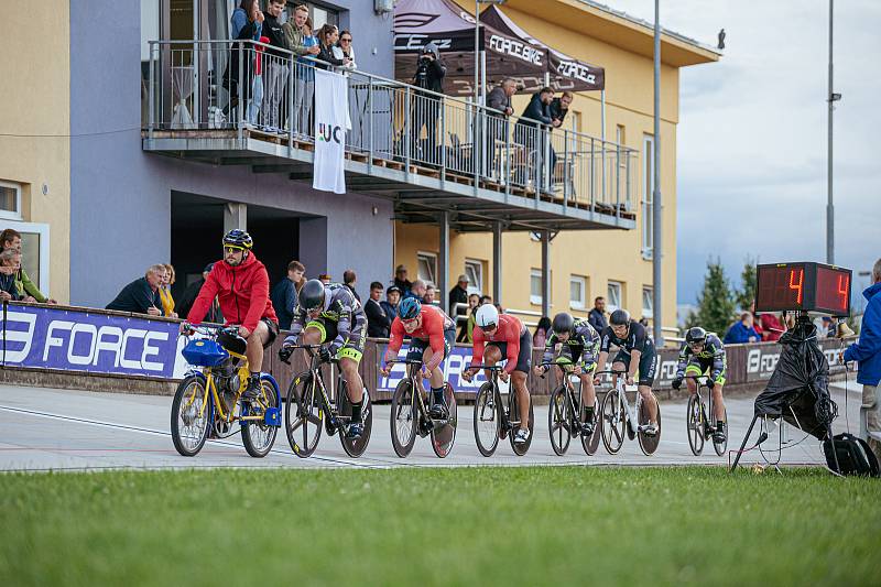 Dráhoví cyklisté brněnské Dukly na Memoriálu Otmara Malečka v Prostějově.