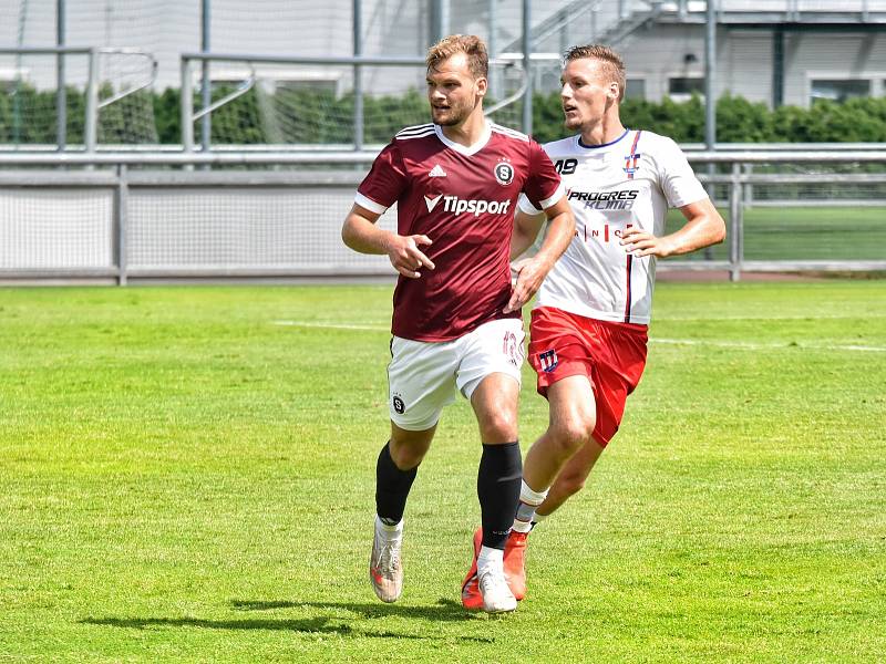 Líšeňští fotbalisté prohráli s pražskou Spartou 0:1. Ondřej Ševčík (v bílém) hlídá náběh domácího útočníka Matěje Pulkraba.