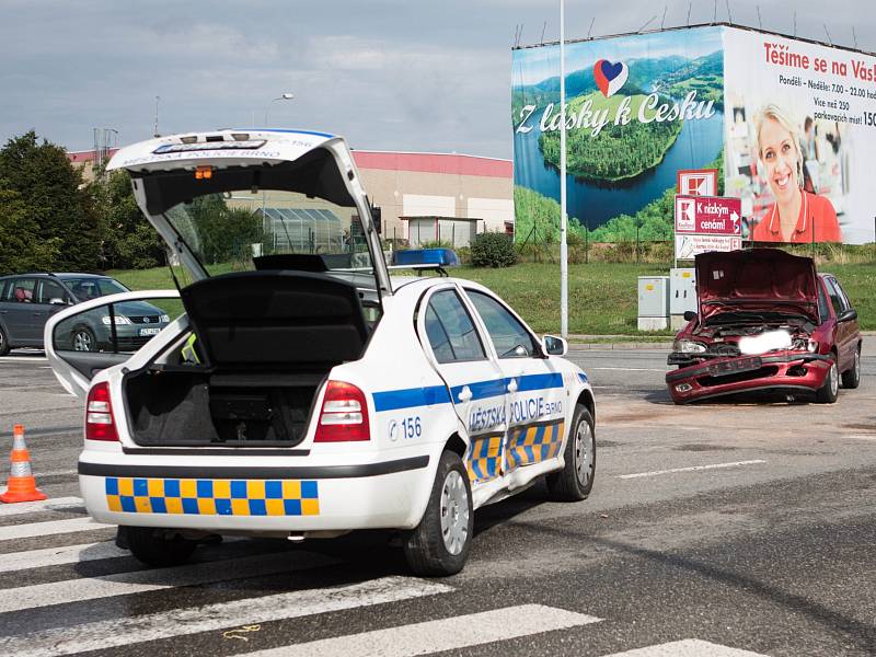 Zraněním strážnice městské policie skončila páteční dopravní nehoda v Brně-Bohunicích. Na křižovatce se srazila služební Škoda Octavia brněnských strážníků s dalším osobním autem. 