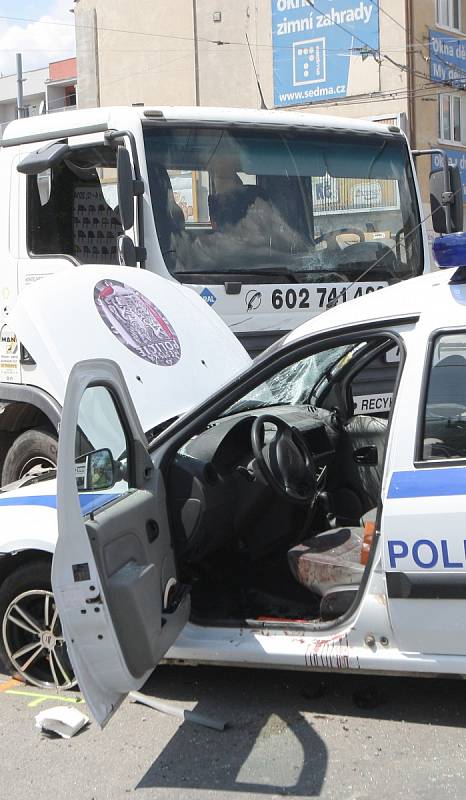 Nehoda  auta strážníků ze Slavkova u Brna s nákladním autem v Tržní ulici. 