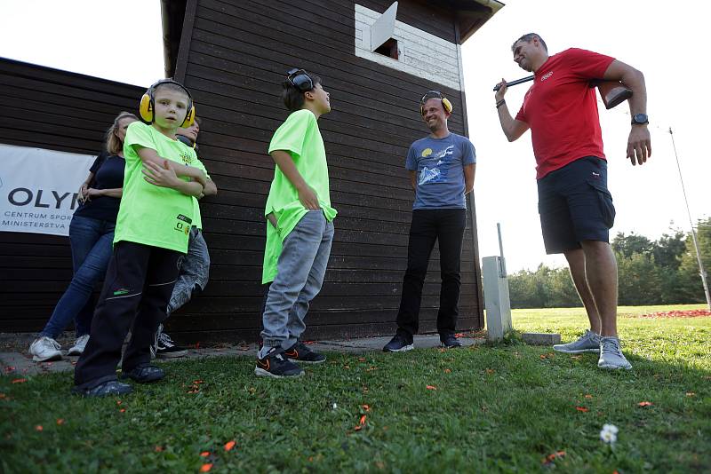 Na brněnské brokové střelnici se sešel David Kostelecký s mladými talenty. Budoucí špičkoví střelci si tak mohli zatrénovat se svým vzorem a promluvit si s ním.