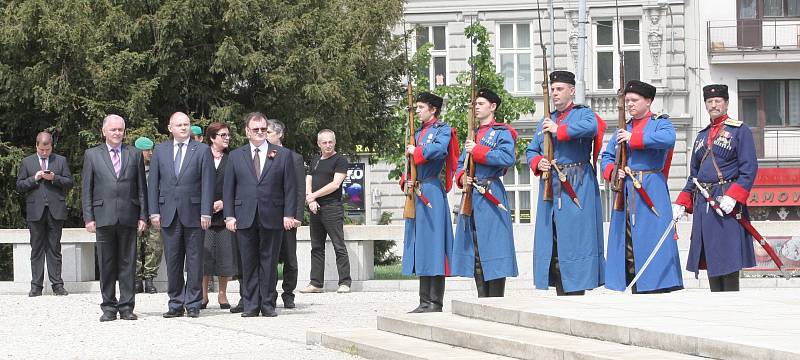 Na sedmdesáté výročí konce války v Evropě vzpomněli v pátek po jedné hodině odpoledne lidé při pietním aktu u pomníku Rudé armády na Moravském náměstí.