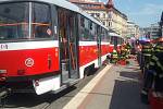 Na Moravském náměstí se v pondělí po poledni srazila tramvaj a chodec.