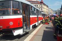 Na Moravském náměstí se v pondělí po poledni srazila tramvaj a chodec.