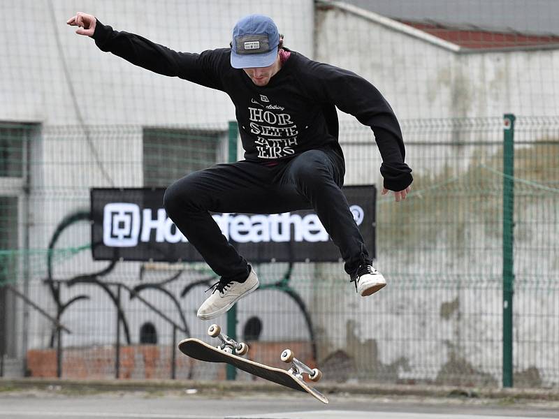 Na dvacet závodníků v sobotu odpoledne poměřilo své dovednosti v jízdě na skateboardech.