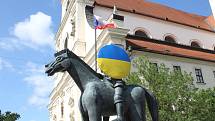Socha Jošta s ukrajinskou vlajkou na štítu