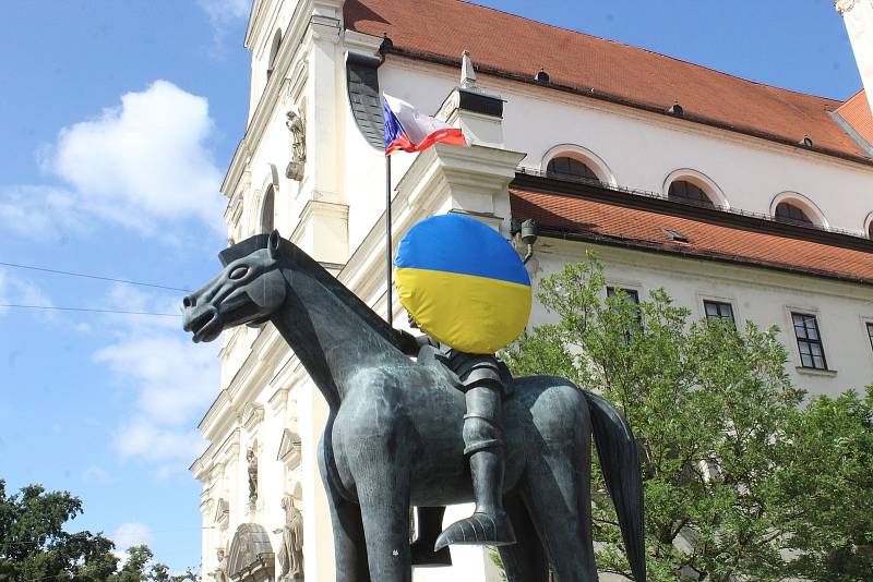 Socha Jošta s ukrajinskou vlajkou na štítu