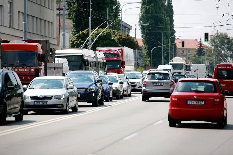 Řidiče i cestující městskou hromadnou dopravou zdržují ve středu desítky minut dlouhé kolony kvůli opravě železničního mostu ve Svatoplukově ulici. 