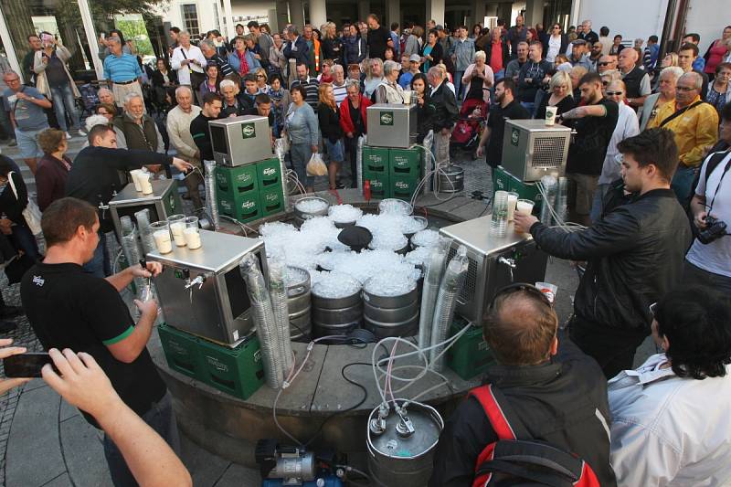 Klobásky na stromech a čepované pivo přímo z kašny čekalo ve středu na náměstí brněnské Staré Radnice na Brňany při oficiálním otevření kryté tržnice na Zelném trhu. 