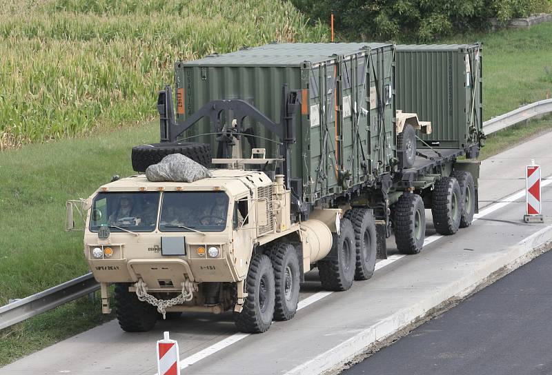 Přejezd kolony vojenských vozidel armády USA z Vyškova do Maďarska.