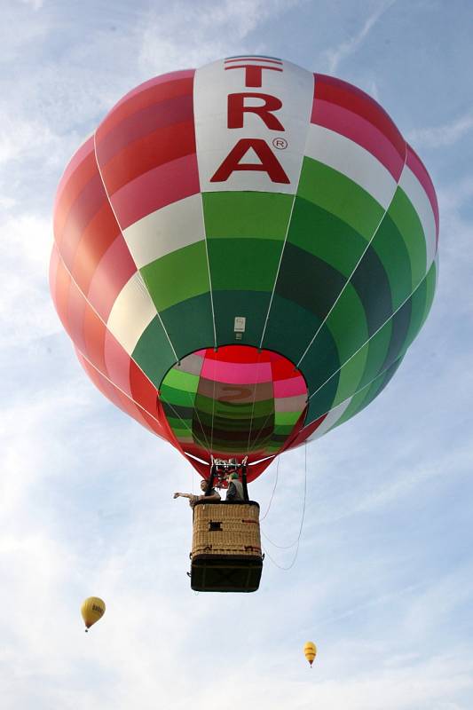 Pět horkovzdušných balónů se v sobotu přesně pět minut před půl sedmou večer vzneslo do vzduchu z Rakovce u brněnské přehrady.