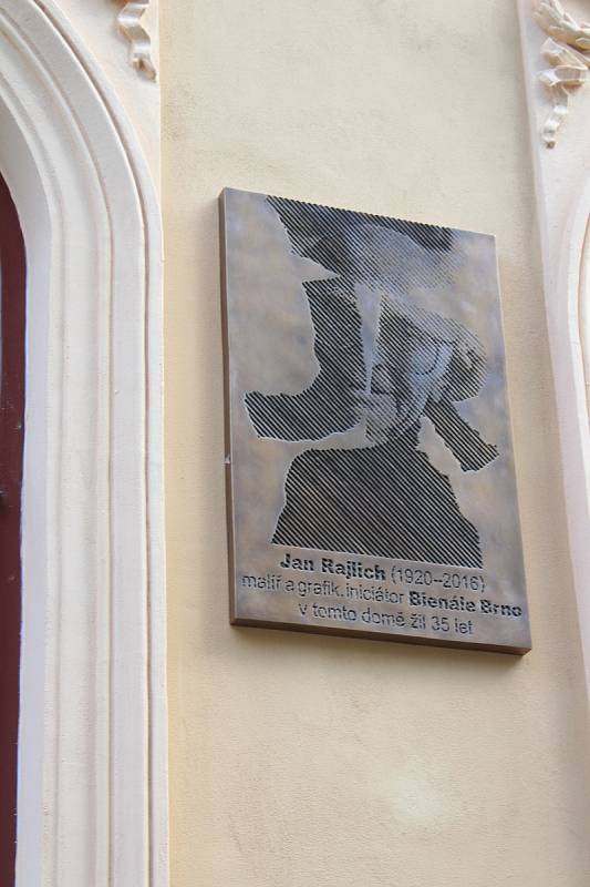 Nová pamětní deska Jana Rajlicha na jeho domě v Jiráskově ulici.