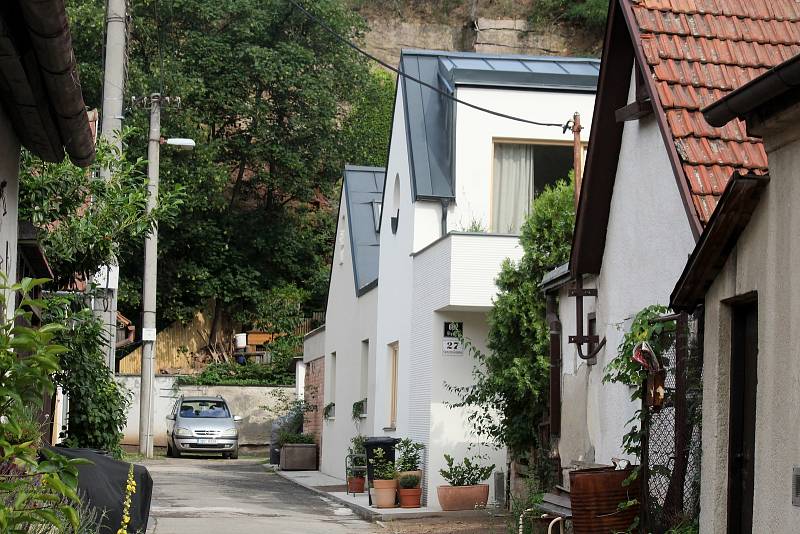 Bývalá brněnská nouzová kolonie Kamenka se rozkládá v bývalém kamenolomu nad cyklostezkou spojující po pravém břehu Svratky Štýřice a Pisárky.