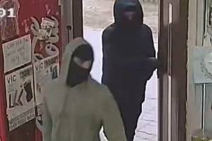 Kriminalisté pátrají po dvojici mladíků, kteří se zbraní v ruce přepadli prodavačku v Labské ulici v Brně.