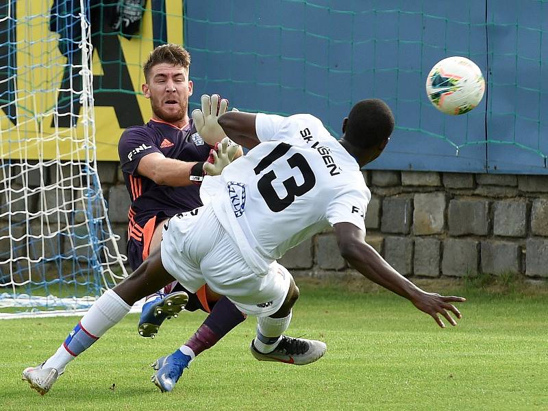 Zápas SK Líšeň (v bílém) proti FC Slavoj Vyšehrad.