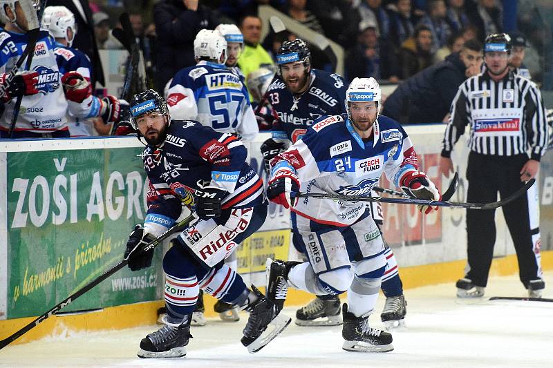 HC Kometa Brno v bílém (Michal Gulaši) proti HC Vítkovice (Roman Szturc)