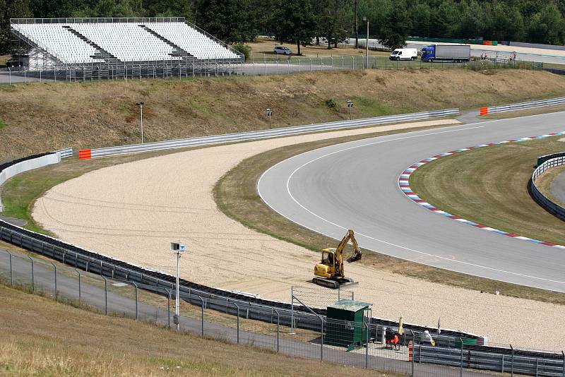 Brno 29.7.2019 - příprava tratě Masarykova okruhu před víkendovými závody Moto GP