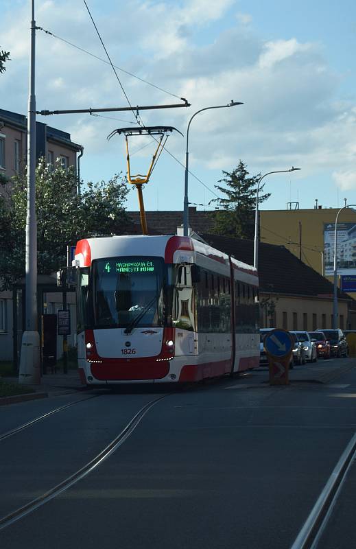 Brněnskými ulicemi jezdí už dvanáct nových tramvají Drak, na některých linkách se lidé svezou i staršími vozy.