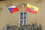 Moravská vlajka na brněnském magistrátě. Ilustrační foto