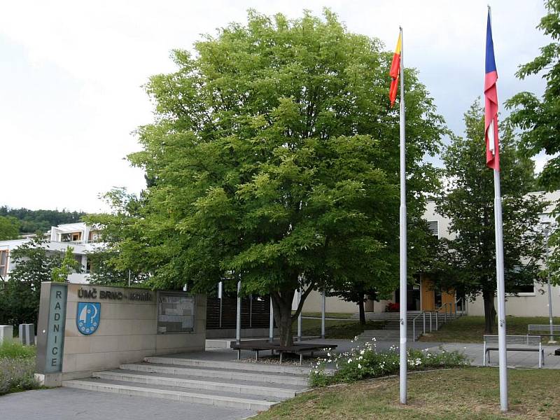 Moravská vlajka na radnici v Komíně. Ilustrační foto