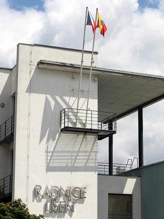 Moravská vlajka na radnici v Líšni. Ilustrační foto