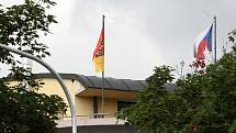 Moravská vlajka na radnici v Žabovřeskách. Ilustrační foto