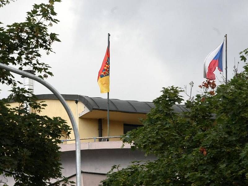 Moravská vlajka na radnici v Žabovřeskách. Ilustrační foto