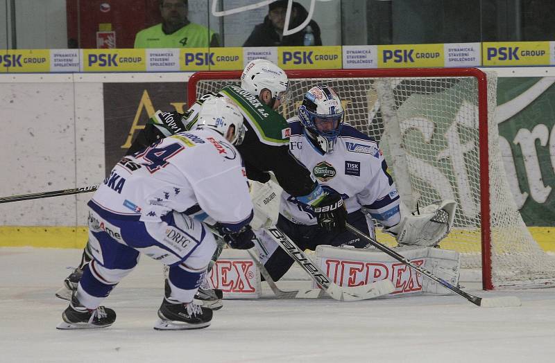 Hokejisté brněnské Komety (v bílém) podlehli v předvánočním extraligovém utkání Karlovým Varům 3:4 po samostatných nájezdech.