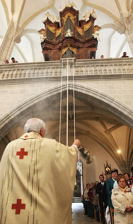 Po sedmileté rekonstrukci se v sobotu kostelem Povýšení svatého kříže v Doubravníku na Brněnsku opět v plné síle rozezněly kostelní varhany.