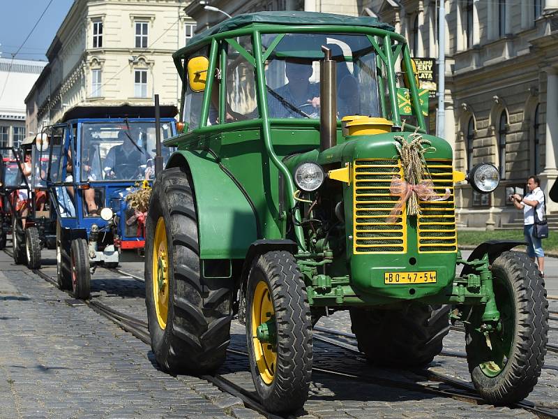 Sukénky si hore vykasala, bílé nožky ukázala, znělo náměstím Svobody krátce před nedělním polednem. Dožínkové slavnosti ovládly centrum Brna.